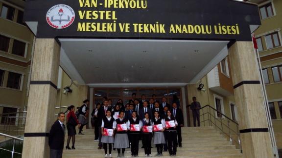Van Valisi İbrahim Taşyapan, Milli Eğitim Bakanlığının Fatih Projesi Kapsamında Öğrenci ve Öğretmenlere Tablet Bilgisayar Dağıttı.