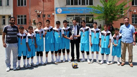  Abdurrahman Gazi İşitme Engelliler Ortaokulu Voleybol Takımı Yine Türkiye Şampiyonu Oldu.