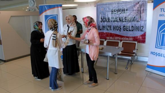 Milli Eğitim Müdürlüğü ve Tuşba Belediyesi Ortaklığıyla, İlimize Atanan Öğretmenlerimizi Havaalanında Karşıladık.