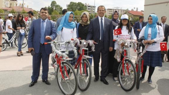 330 öğrenciye bisiklet dağıtıldı