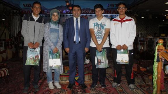 İl Milli Eğitim Müdürümüz Kıyasettin Kırekin´den AB Bilgi Yarışması Türkiye birincilerine ödül