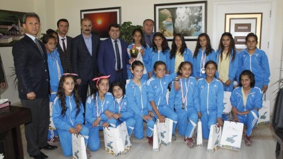 Halk Oyunları Türkiye ikincilerine İl Müdürümüz Kırekinden ödül
