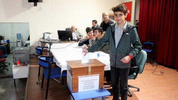 Vanlı öğrenciler okul meclis başkanını seçti