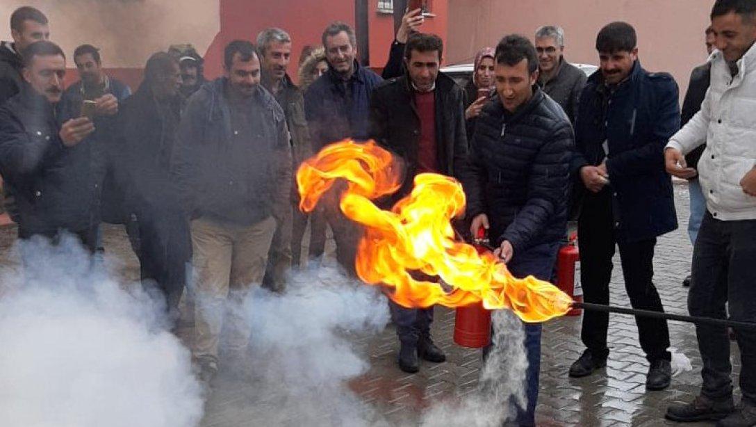 Erciş ilçesinde eğitim çalışanlarına yönelik yangın eğitimi ve tatbikatı yapıldı