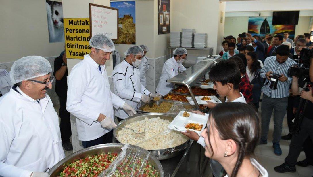 Milli Eğitim Bakanı Ziya Selçuk,  pilot il seçilen Van'da öğrencilere yemek dağıttı