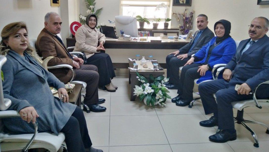 Van Valisi Mehmet Emin BİLMEZ'in Eşi Meral BİLMEZ'den İl Milli Eğitime Ziyaret