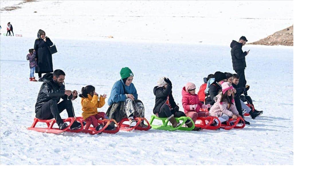 Depremzedeler Çocuklar kayak yaparak acı günleri unutmaya çalıştı