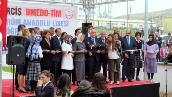 Başbakan Ahmet Davutoğlu´nun eşi Sare Davutoğlunun Katılımıyla Erciş İlçesinde Yapılan Kız Öğrenci Yurdunun Açılışı Yapıldı. 