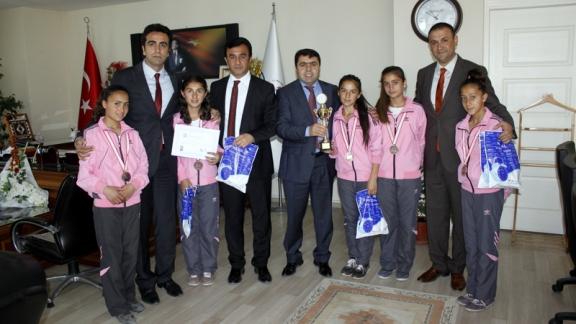 Halk Oyunları Düzenlemesiz Yıldızlar Türkiye Birinciliği Yarışmalarında Dereceye Giren  Öğrencilerimiz, İl Milli Eğitim Müdürümüzü Makamında Ziyaret Ettiler.