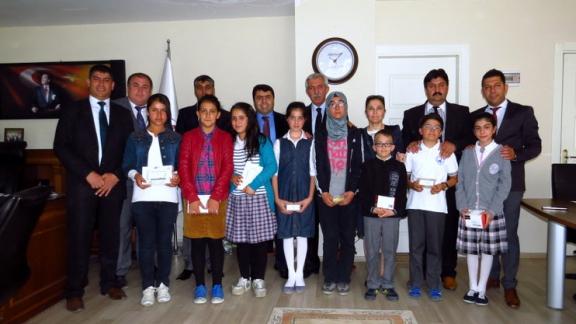 Enerji Verimliliği Derneği ile Milli Eğitim Müdürlüğünün Ortaklaşa Düzenledikleri Resim Yarışmasında Dereceye Giren Öğrencilere Ödülleri Verildi.