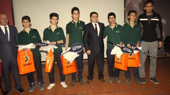 Türkiye Finaline katılmaya hak kazanan Badminton Takımı öğrencileri ödüllendirildi