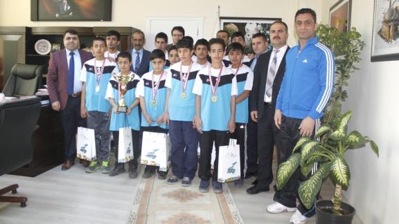  Abdurrahman Gazi İşitme Engelliler Ortaokulu öğrencilerine başarı ödülü verildi