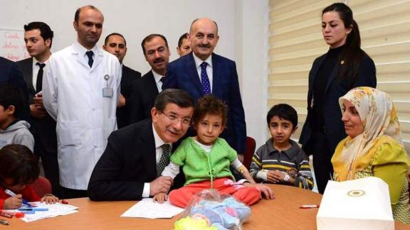 Başbakan Davutoğlu, hastane sınıfını gezdi 