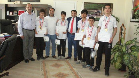 Badmintonda başarılı olan öğrenciler ödüllendirdi