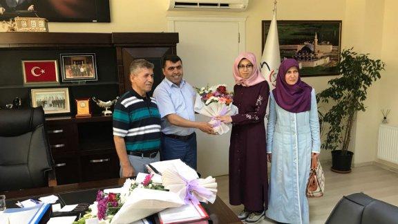 Vana Yeni Atanan Öğretmenler Çiçeklerle Karşılandı