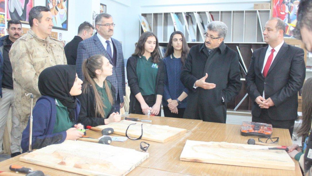 Van Valisi Bilmez, Atatürk Anadolu Lisesini ziyaret etti