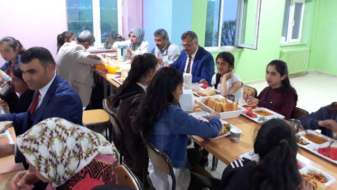 İl Milli Eğitim Müdürü Hasan Tevke, YBO öğrencileri ile iftar açtı