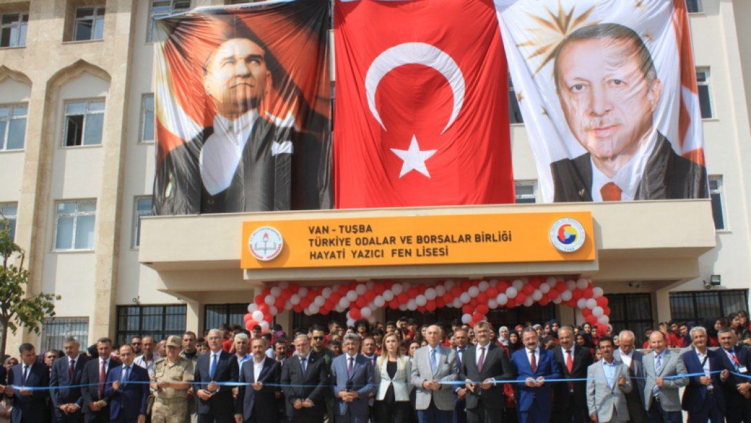 Cumhurbaşkanı Recep Tayyip Erdoğan, telekonferansla Van'da ki Türkiye Odalar ve Borsalar Birliği (TOBB) Hayati Yazıcı Fen Lisesi'nin açılışını yaptı