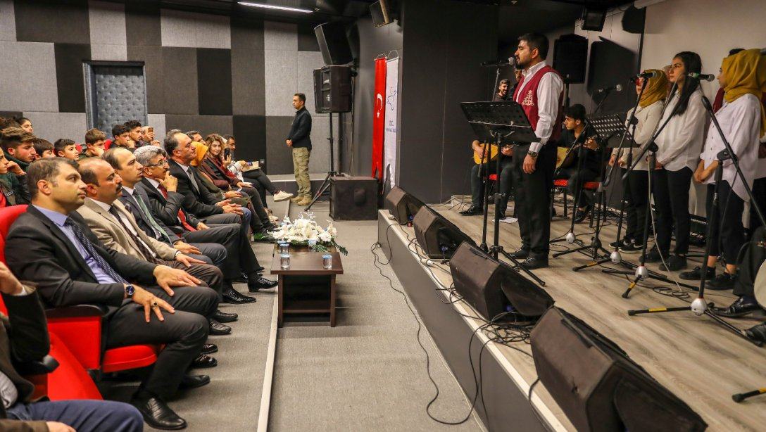 Öğrenciler Van Müzesini Gezip Şiir ve Türkü Etkinliğine Katıldı