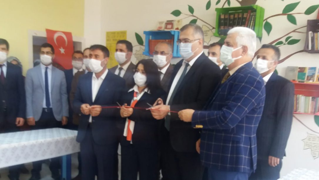 Usta Öğreticiler Derneği'nden Şehit Murat Demirci Lisesine kütüphane kazandırıldı