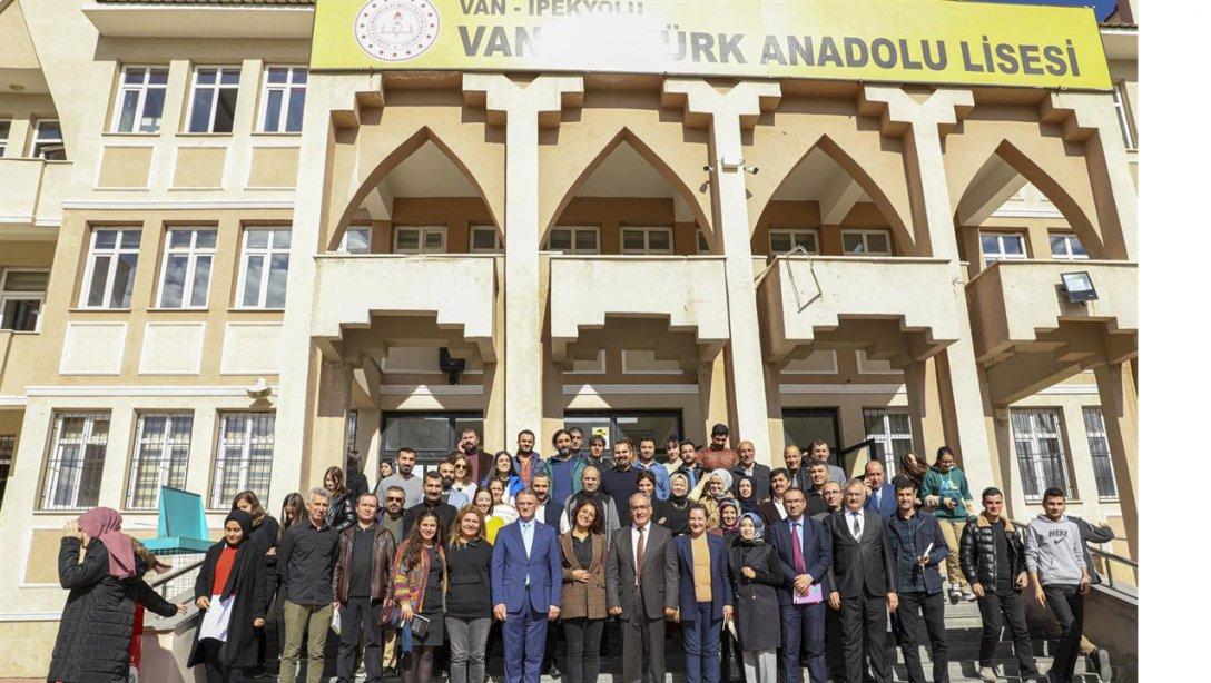 Vali Ozan Balcı Atatürk Anadolu Lisesini Ziyaret Etti