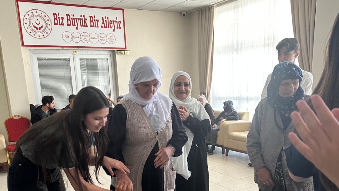 ÖĞRETMEN VE ÖĞRENCİLERİMİZ ANNELER GÜNÜ KAPSAMINDA HUZUREVİ SAKİNLERİYLE BİR ARAYA GELDİ